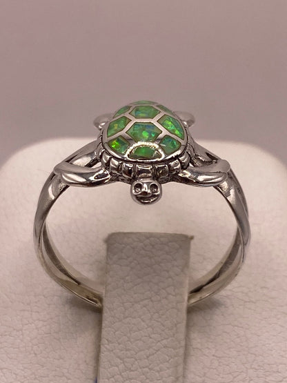 Anillo de Tortuga en Plata Ley 950 con Ópalo Verde, vista de detalle
