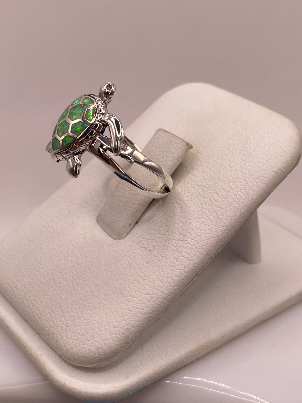 Anillo de Tortuga en Plata Ley 950 con Ópalo Verde, vista frontal