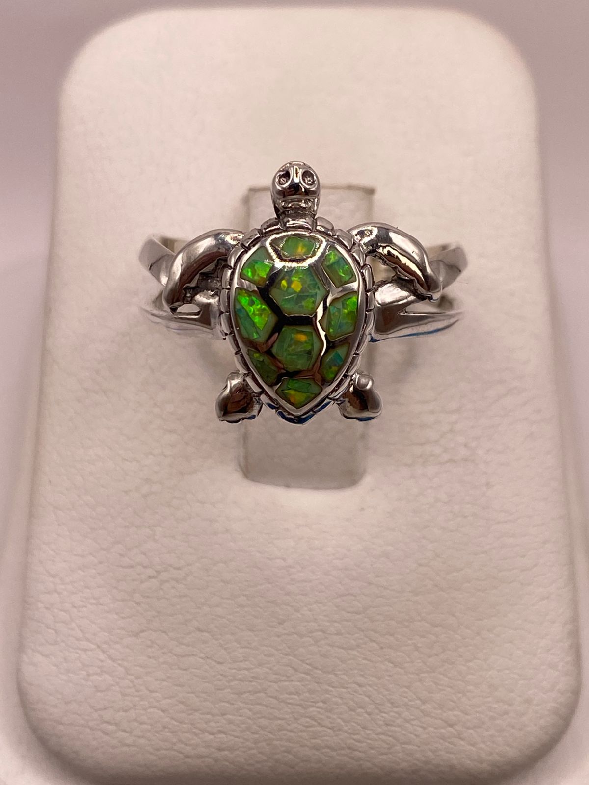 Anillo de Tortuga en Plata Ley 950 con Ópalo Verde, vista lateral
