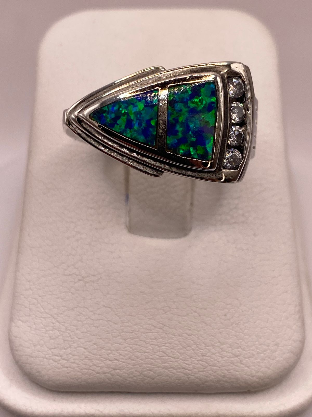 Anillo Triangular de Plata Ley 925 con Ópalo Azul y Zirconias en báscula mostrando peso