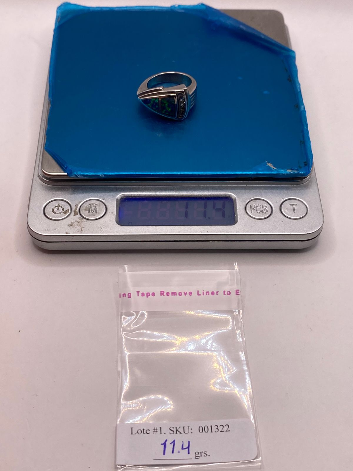 Anillo Triangular de Plata Ley 925 con Ópalo Azul y Zirconias, peso en gramos (báscula)