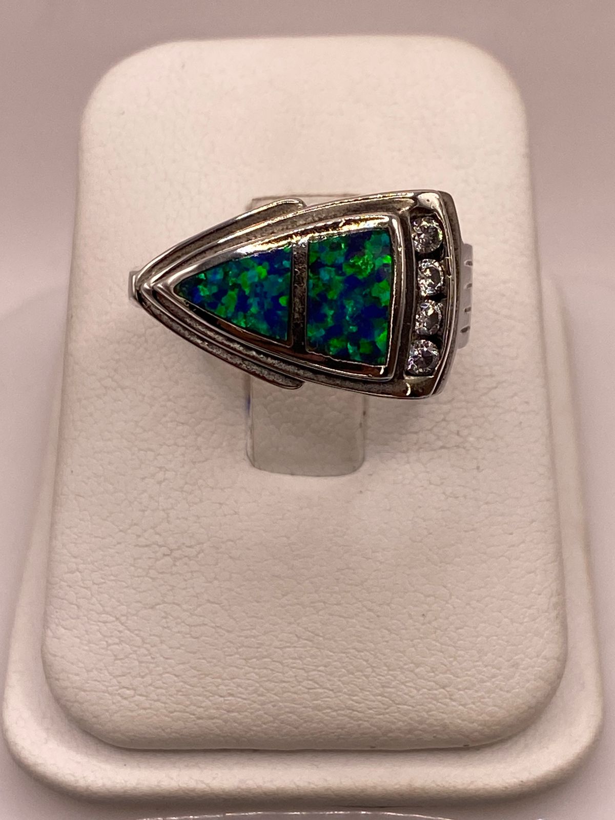 Anillo Triangular de Plata Ley 925 con Ópalo Azul y Zirconias, vista frontal
