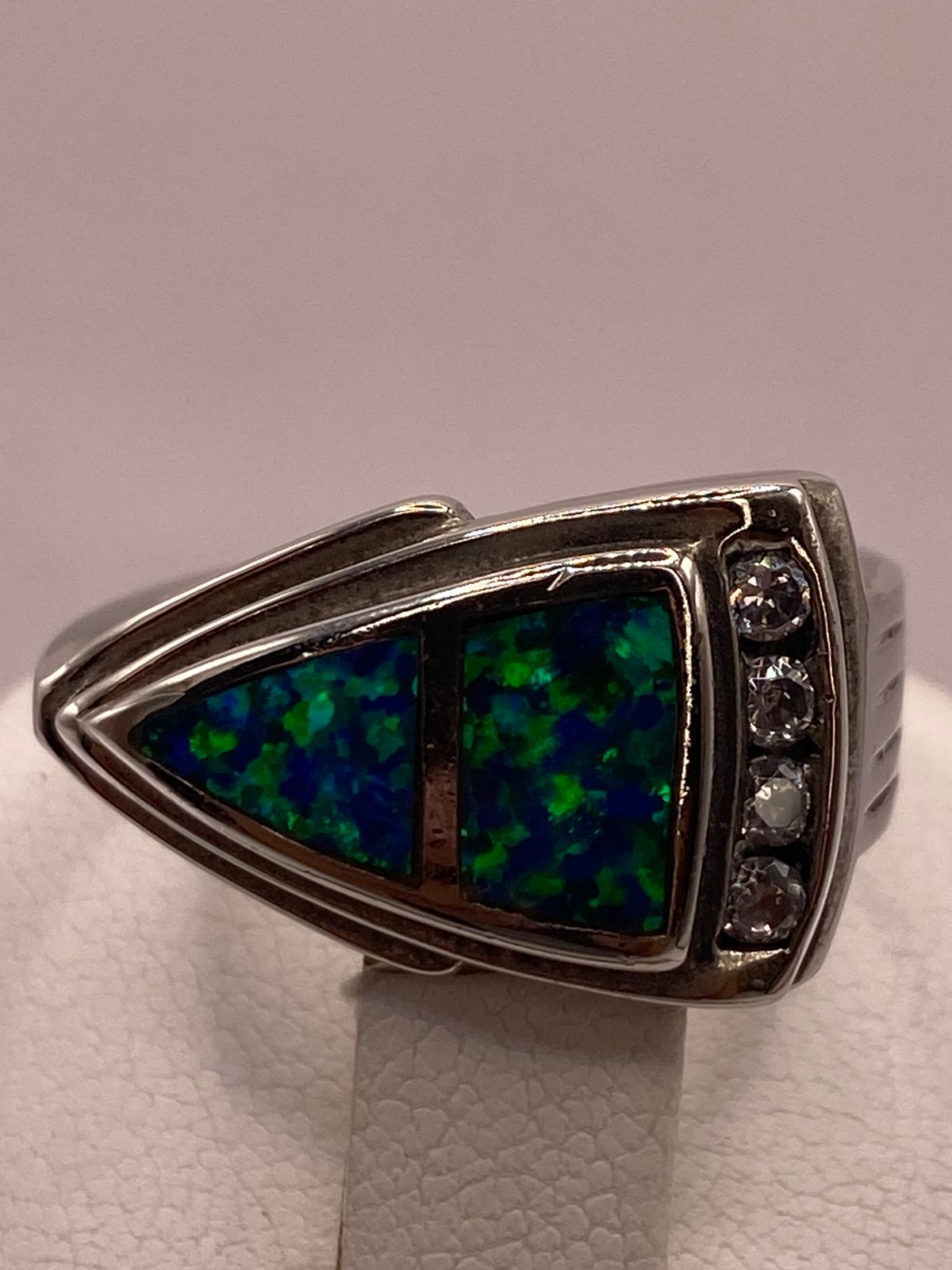 Anillo Triangular de Plata Ley 925 con Ópalo Azul y Zirconias, vista superior