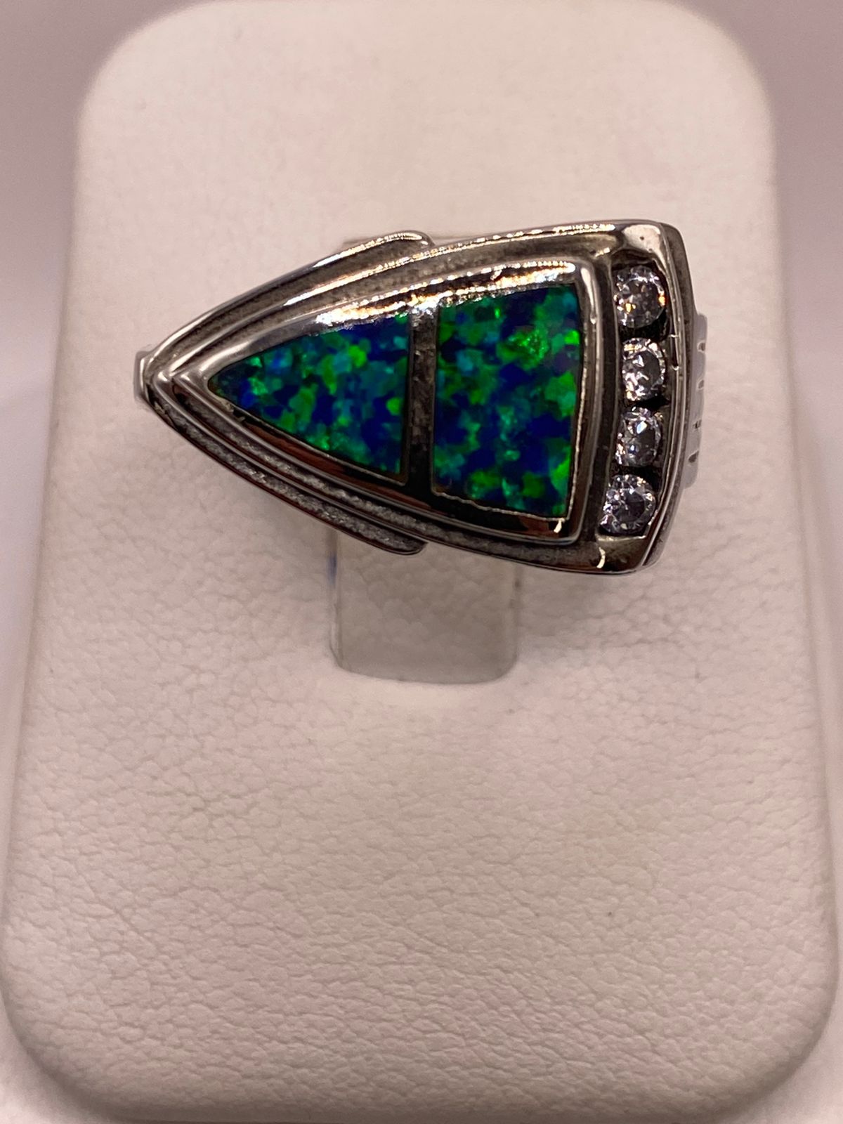 Anillo Triangular de Plata Ley 925 con Ópalo Azul y Zirconias, vista de detalle