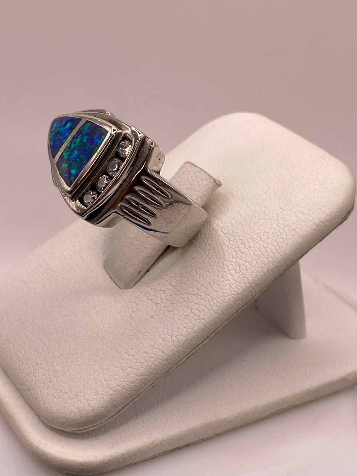 Anillo Triangular de Plata Ley 925 con Ópalo Azul y Zirconias, vista lateral