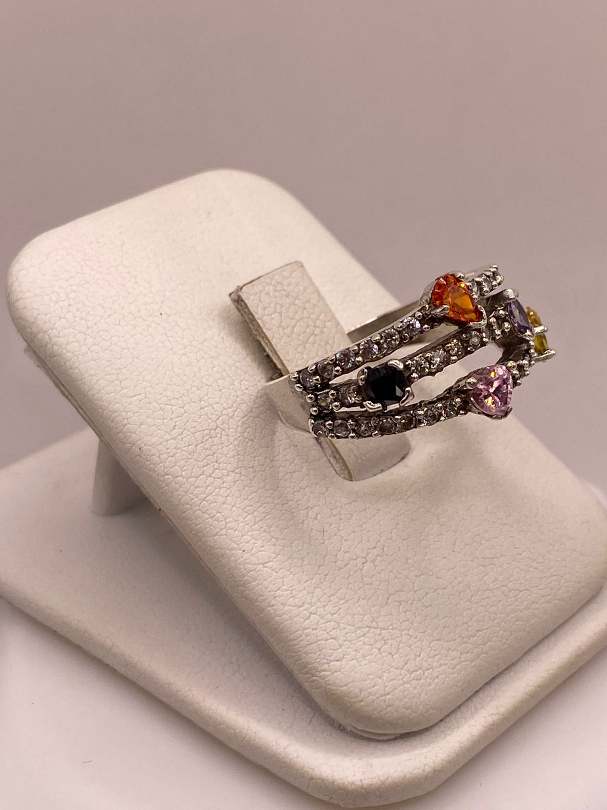 Anillo Triple Banda Multicolor con Zirconias en Plata Ley 925, vista lateral