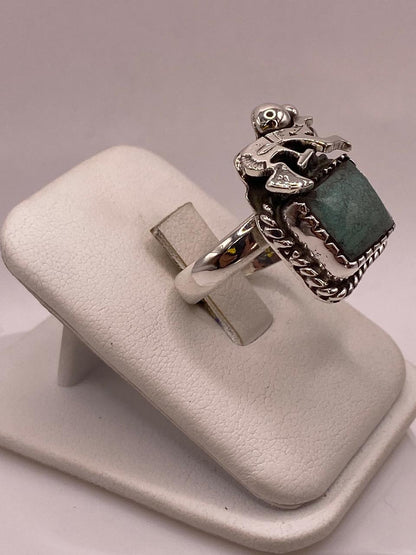 Anillo de Turquesa con Figura Prehispánica en Plata .925, vista de detalle