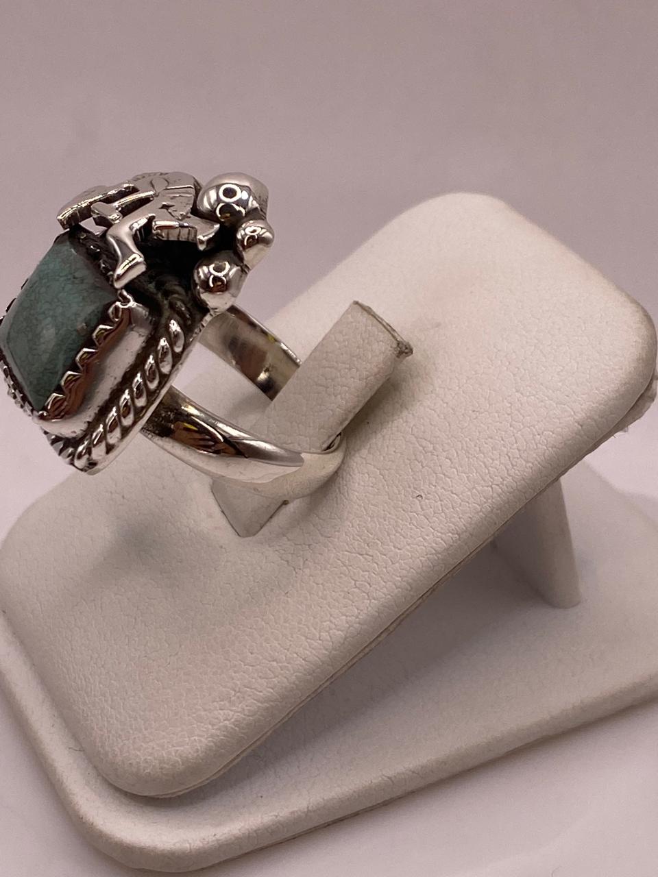 Anillo de Turquesa con Figura Prehispánica en Plata .925, vista lateral