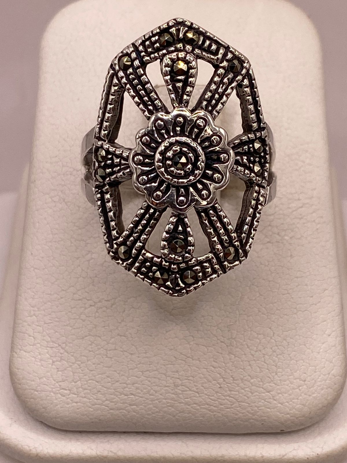 Anillo Vintage Art Deco con Marquesitas en Plata Ley 925 en báscula mostrando peso