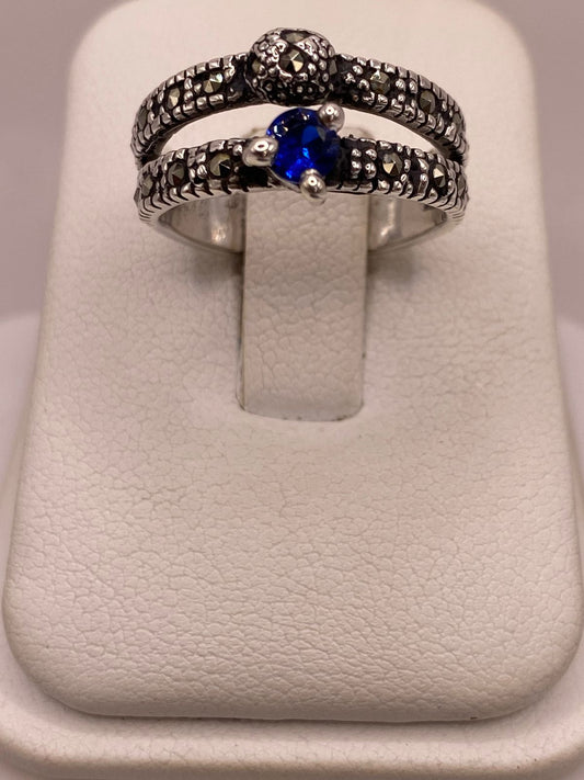 Anillo Vintage Doble Banda con Zirconia Azul y Marquesitas en Plata Ley 925, vista frontal