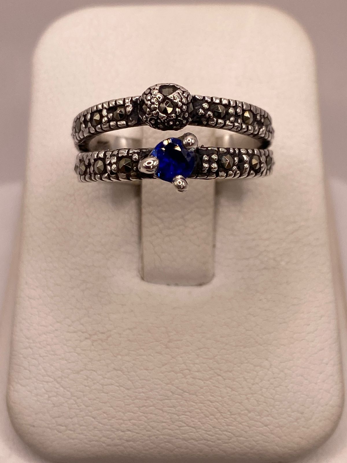 Anillo Vintage Doble Banda con Zirconia Azul y Marquesitas en Plata Ley 925 en báscula mostrando peso
