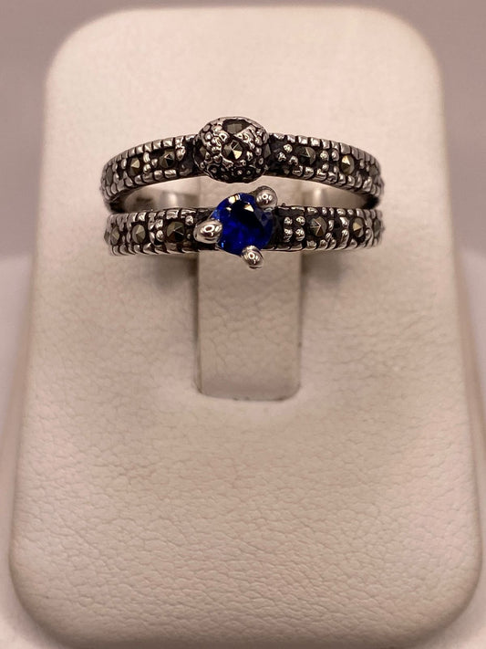 Anillo Vintage Doble Banda con Zirconia Azul y Marquesitas en Plata Ley 925 en báscula mostrando peso