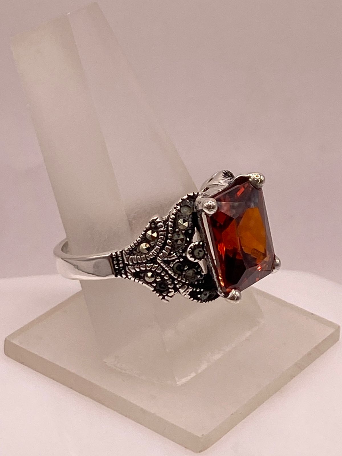 Anillo Vintage Elegante con Zirconia Naranja y Detalles Clásicos en Plata Ley 925, vista lateral