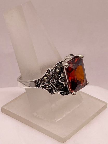 Anillo Vintage Elegante con Zirconia Naranja y Detalles Clásicos en Plata Ley 925, vista lateral