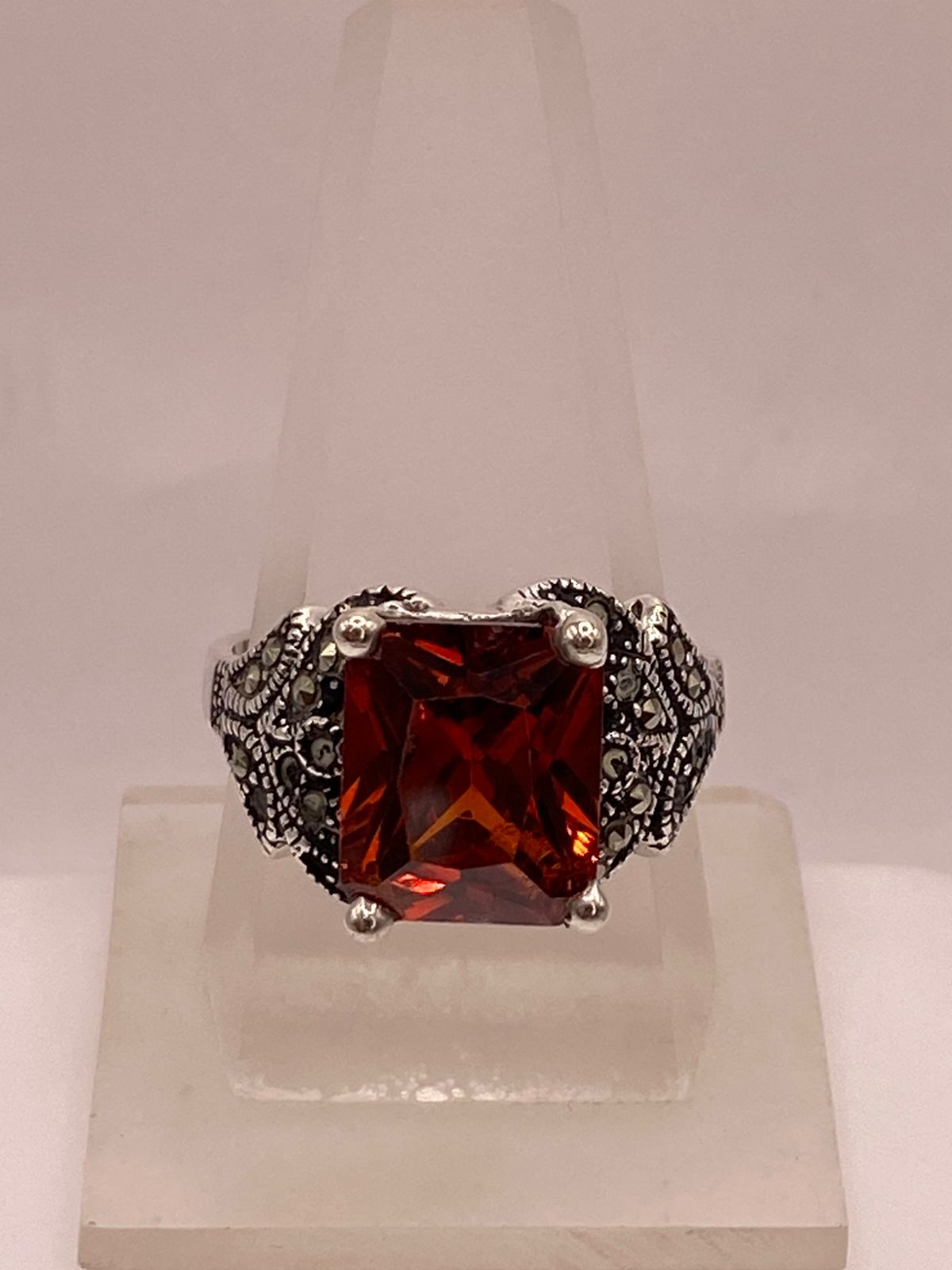 Anillo Vintage Elegante con Zirconia Naranja y Detalles Clásicos en Plata Ley 925 — ángulo diagonal