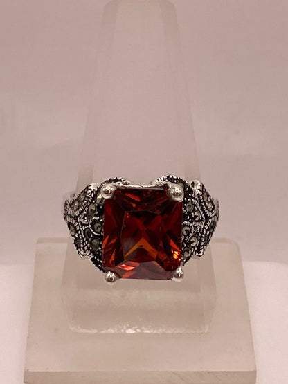 Anillo Vintage Elegante con Zirconia Naranja y Detalles Clásicos en Plata Ley 925 — ángulo diagonal
