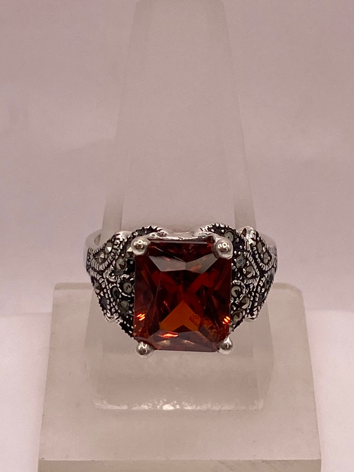 Anillo Vintage Elegante con Zirconia Naranja y Detalles Clásicos en Plata Ley 925, vista frontal
