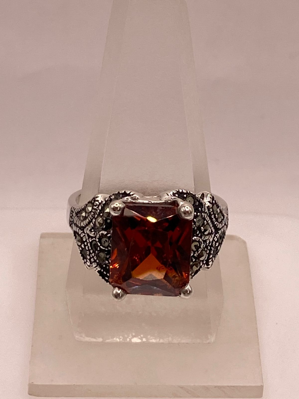 Anillo Vintage Elegante con Zirconia Naranja y Detalles Clásicos en Plata Ley 925, sello de autenticidad Plata Ley .925