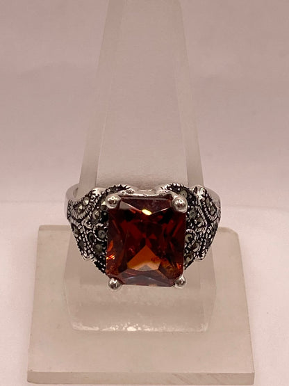 Anillo Vintage Elegante con Zirconia Naranja y Detalles Clásicos en Plata Ley 925, sello de autenticidad Plata Ley .925