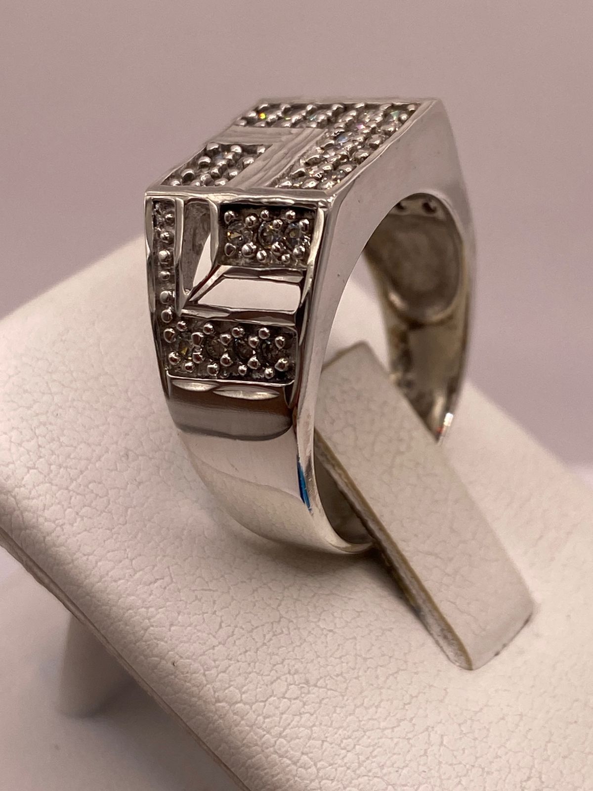 Anillo Vintage Elegante con Zirconias Brillantes en Plata Ley 925, vista superior