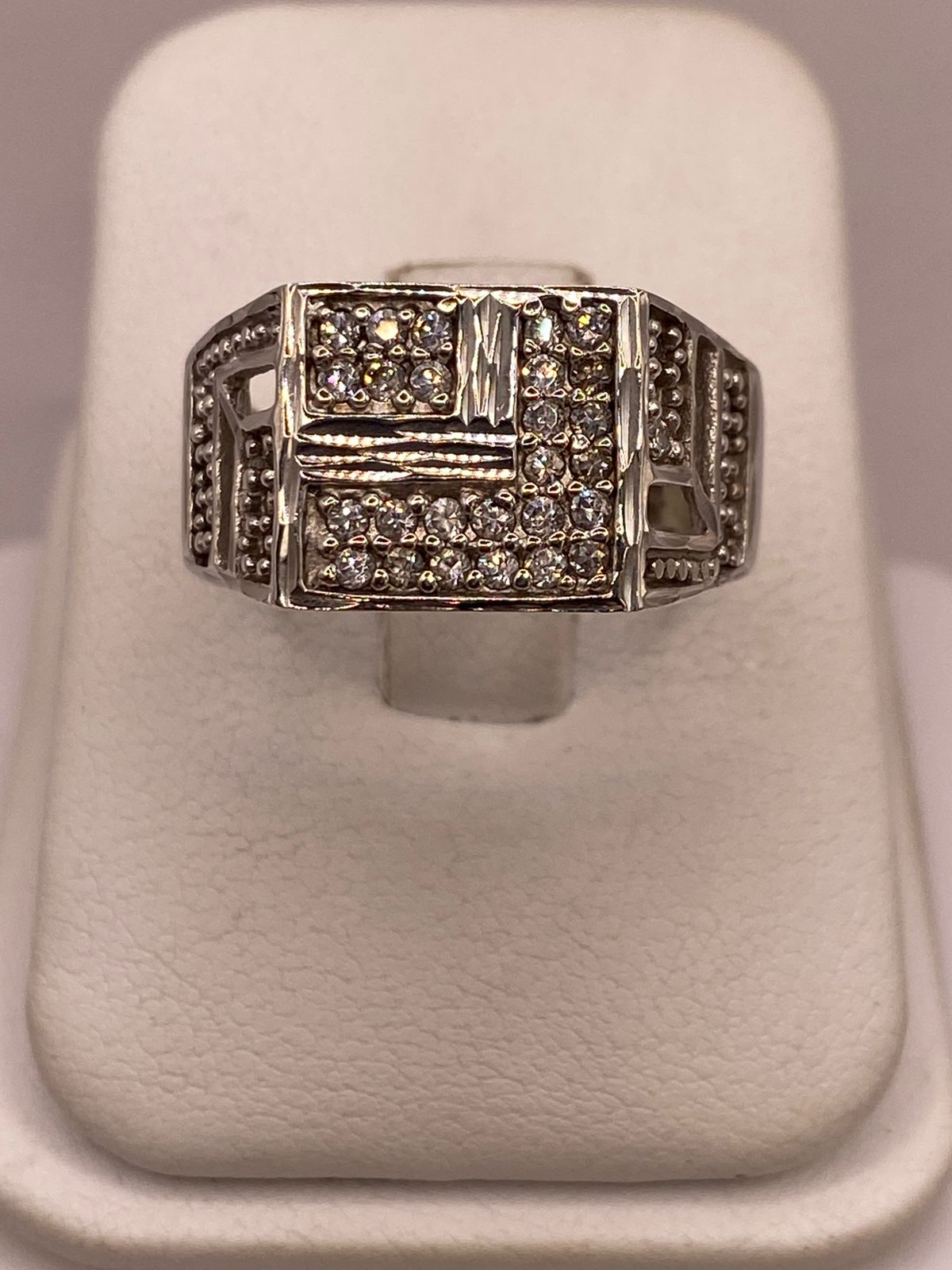 Anillo Vintage Elegante con Zirconias Brillantes en Plata Ley 925 — detalle de acabado