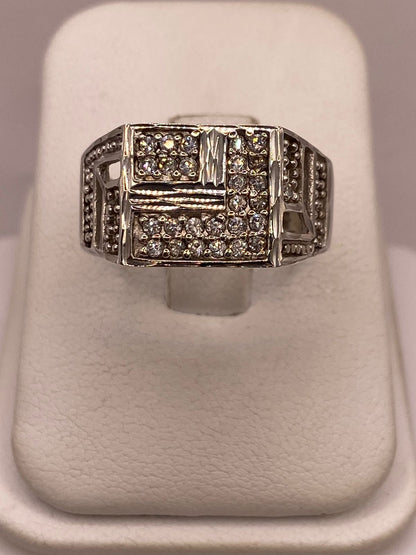 Anillo Vintage Elegante con Zirconias Brillantes en Plata Ley 925 — detalle de acabado