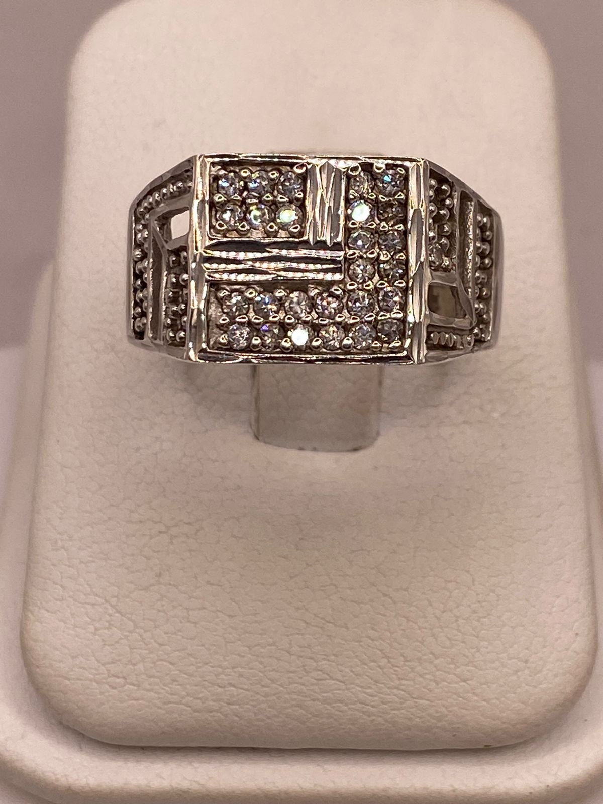 Anillo Vintage Elegante con Zirconias Brillantes en Plata Ley 925, vista de detalle