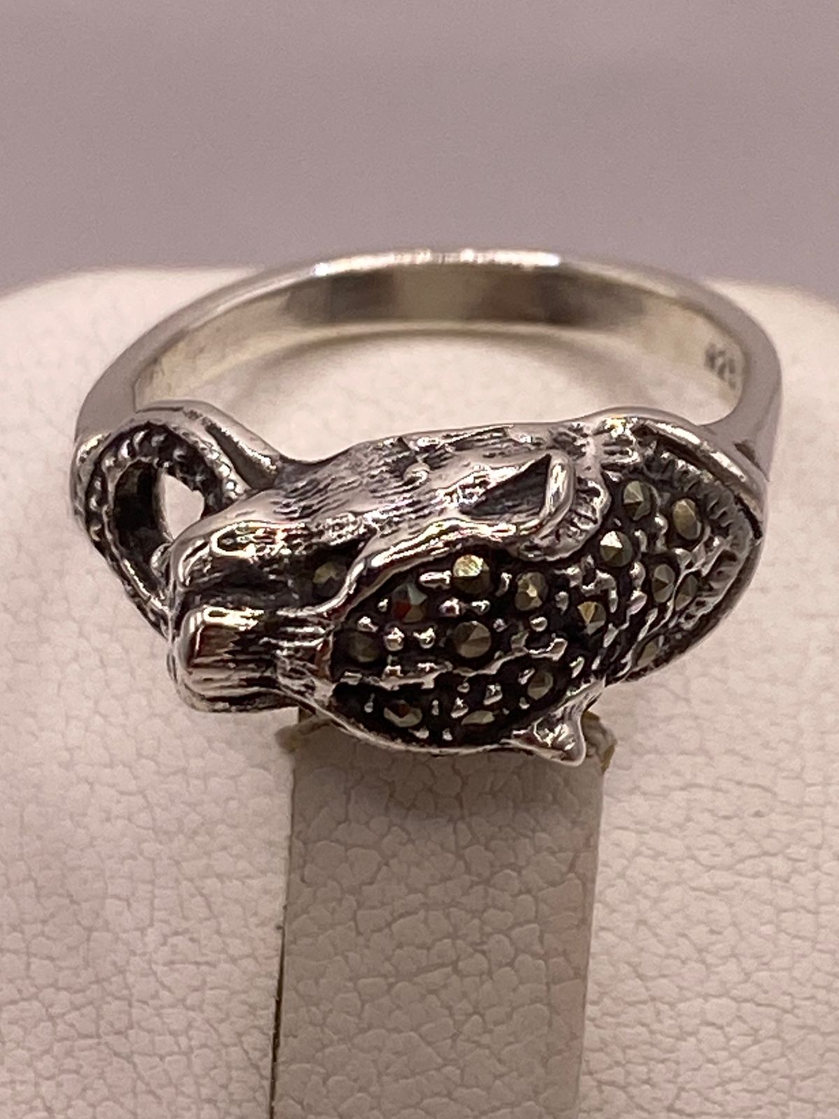 ANILLO VINTAGE FELINO CON MARQUESITAS EN PLATA LEY 925, sello de autenticidad Plata Ley .925