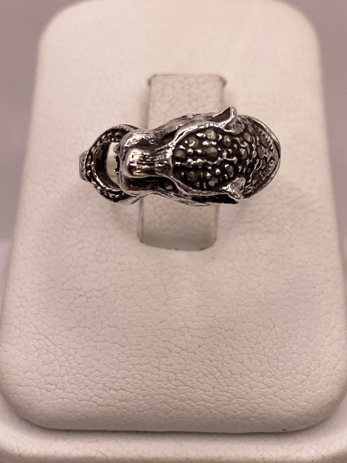ANILLO VINTAGE FELINO CON MARQUESITAS EN PLATA LEY 925, vista superior