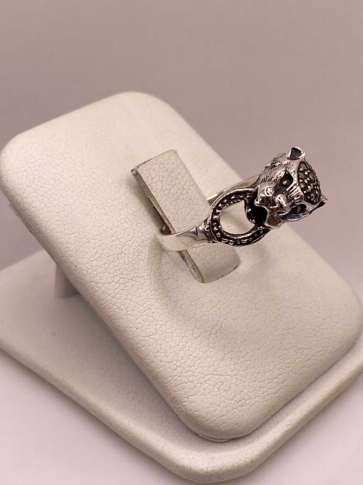 ANILLO VINTAGE FELINO CON MARQUESITAS EN PLATA LEY 925, vista lateral