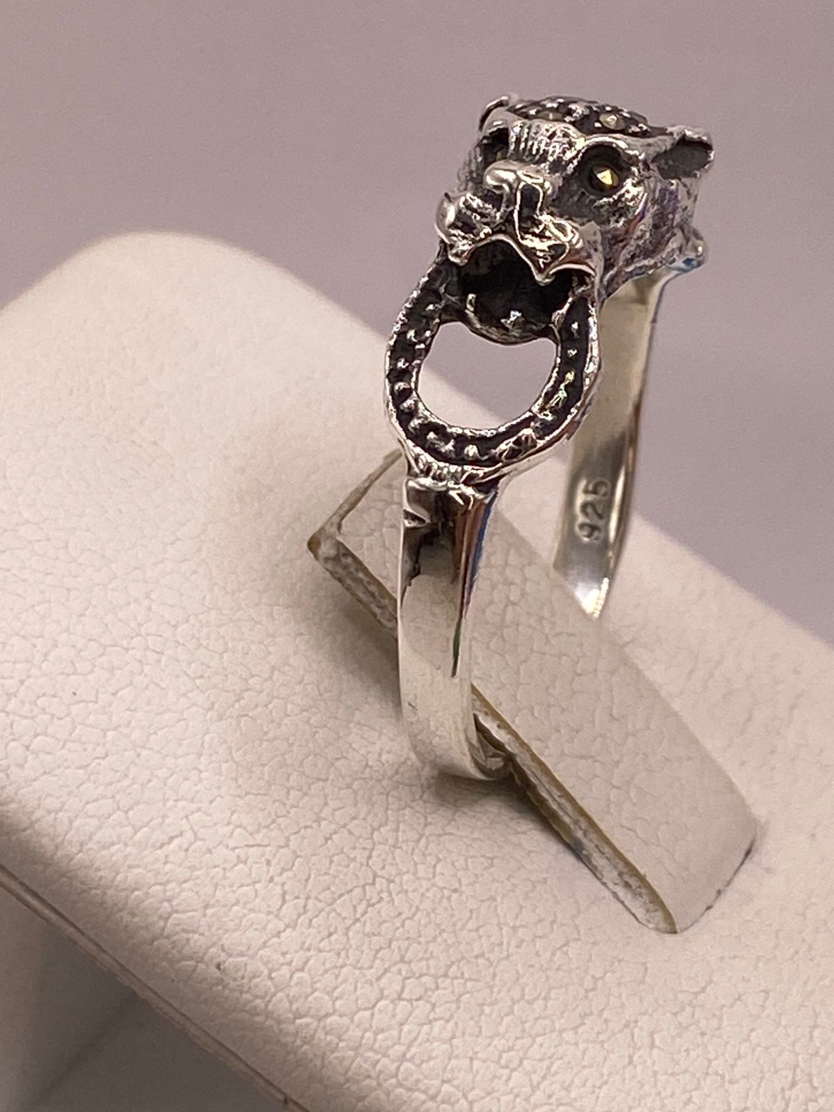 Anillo Vintage Felino con Marquesitas en Plata Ley 925 en báscula mostrando peso
