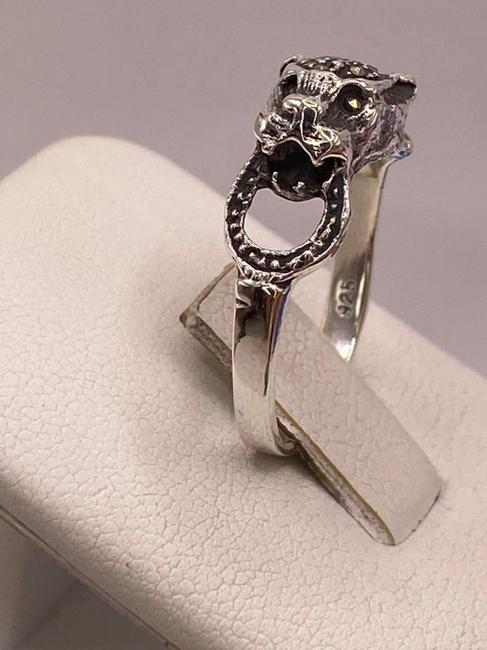 Anillo Vintage Felino con Marquesitas en Plata Ley 925 en báscula mostrando peso