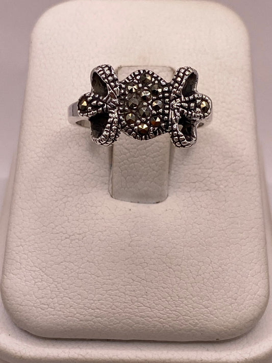 Anillo Vintage Floral con Marquesitas en Plata Ley 925 — detalle de acabado