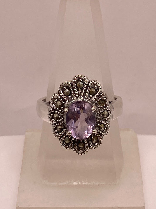 Anillo Vintage Floral con Zirconia Morada y Marquesitas en Plata Ley 925 — ángulo diagonal