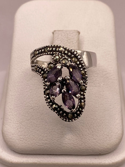 Anillo Vintage Floral con Zirconias Moradas y Marquesitas en Plata Ley 925 en báscula mostrando peso