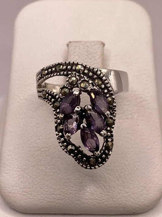 Anillo Vintage Floral con Zirconias Moradas y Marquesitas en Plata Ley 925, vista frontal