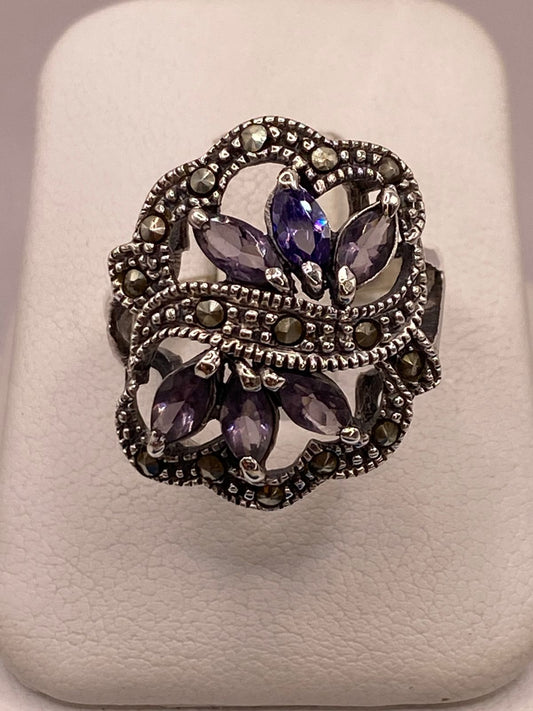 Anillo Vintage Floral con Zirconias Moradas y Marquesitas en Plata Ley 925, vista frontal