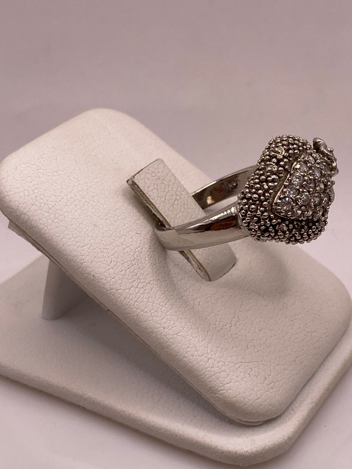 Anillo Vintage Floral con Zirconias en Plata Ley 925, vista de detalle