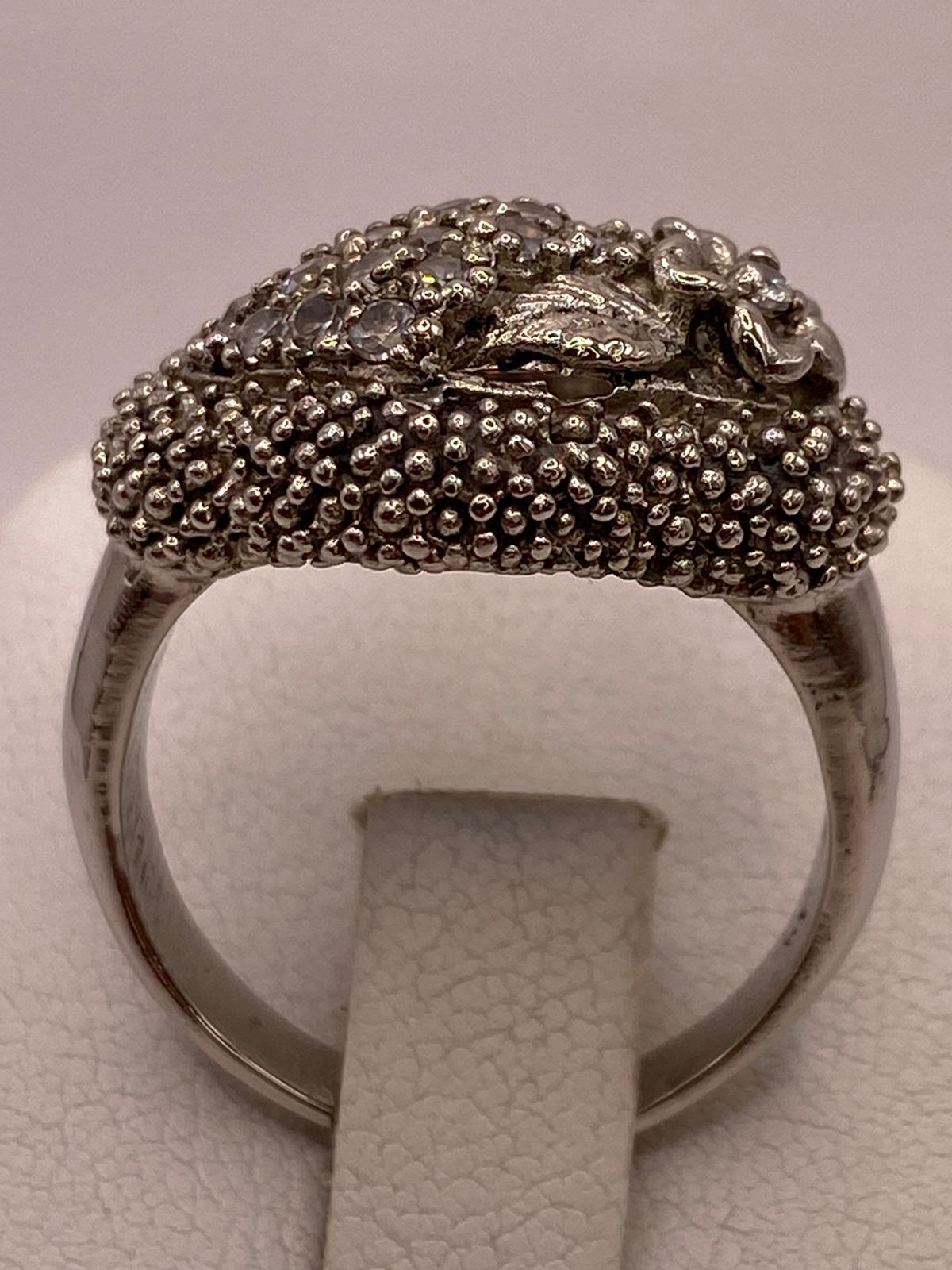 Anillo Vintage Floral con Zirconias en Plata Ley 925, vista posterior