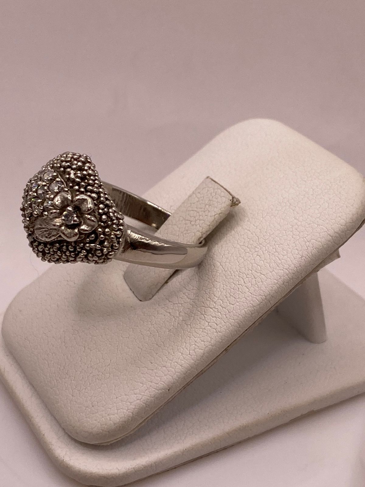 Anillo Vintage Floral con Zirconias en Plata Ley 925, vista lateral