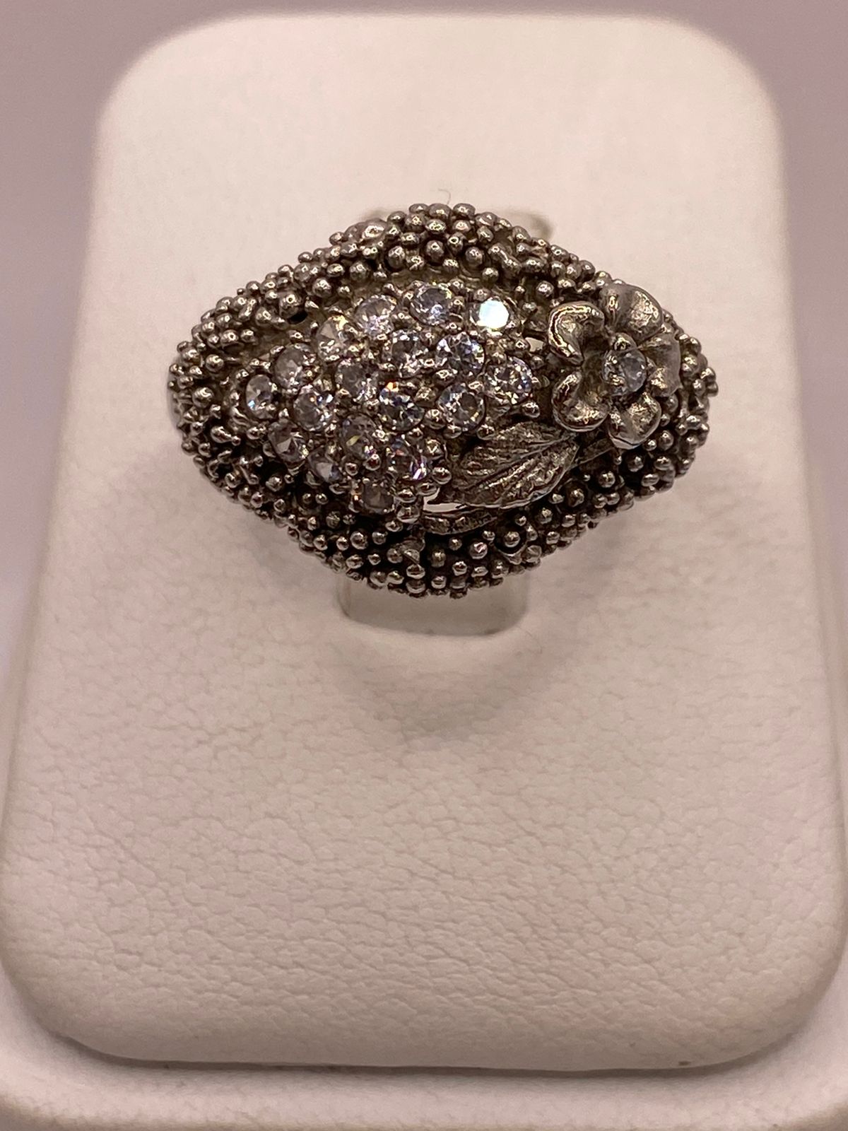 Anillo Vintage Floral con Zirconias en Plata Ley 925 — detalle de acabado