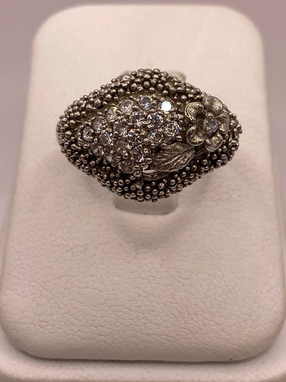 Anillo Vintage Floral con Zirconias en Plata Ley 925 — detalle de acabado