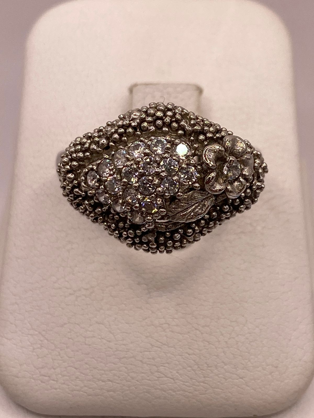 Anillo Vintage Floral con Zirconias en Plata Ley 925, vista frontal