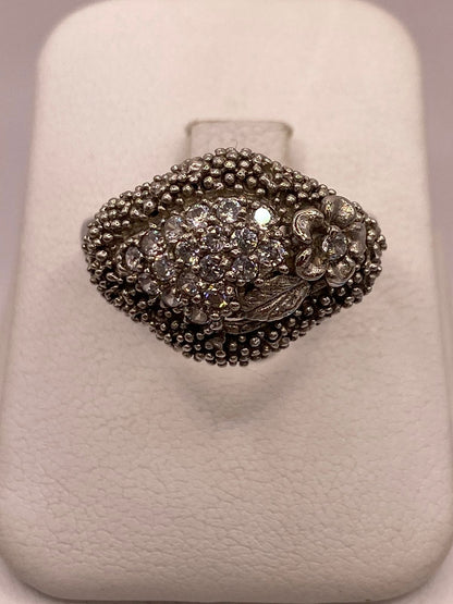 Anillo Vintage Floral con Zirconias en Plata Ley 925, vista frontal