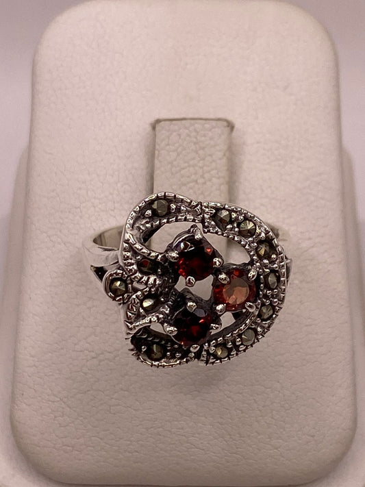 Anillo Vintage Floral con Zirconias Rojas y Marquesitas en Plata Ley 925, vista frontal