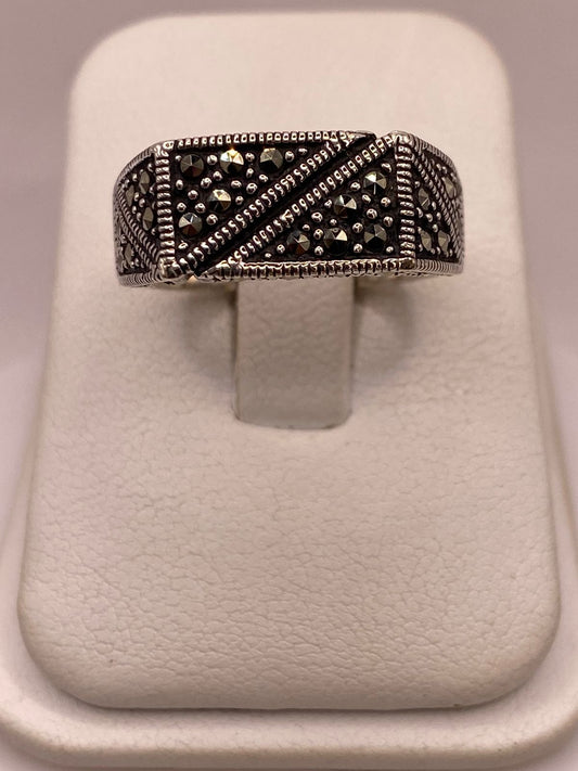 Anillo Vintage Geométrico con Marquesitas en Plata Ley 925, vista frontal