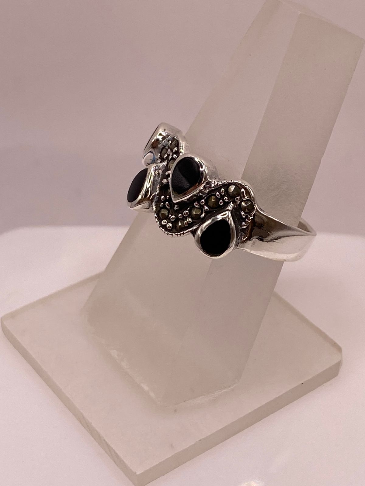 Anillo Vintage con Marquesitas y Piedras Negras en Plata Ley 925, vista frontal