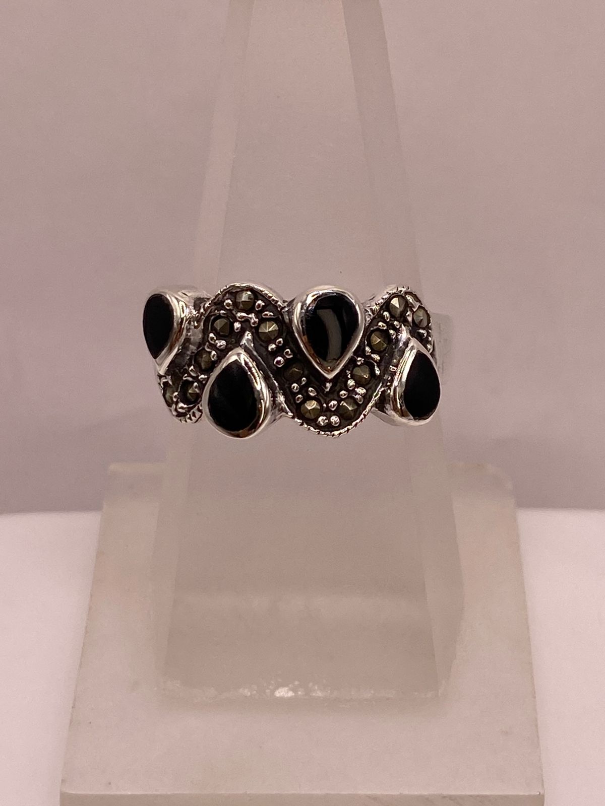 Anillo Vintage con Marquesitas y Piedras Negras en Plata Ley 925, vista lateral