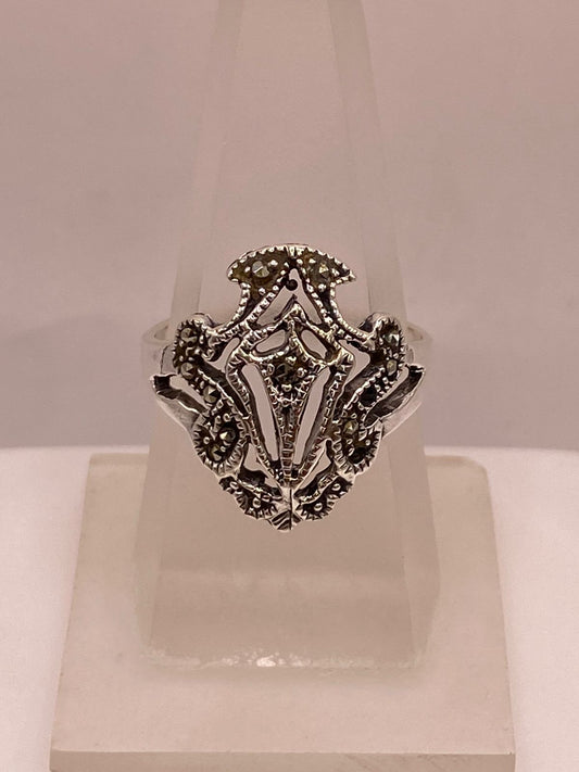 Anillo Vintage con Marquesitas en Plata Ley 925 en báscula mostrando peso