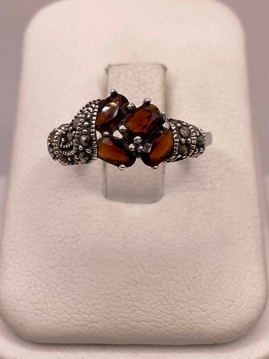 Anillo Vintage con Marquesitas y Zirconias Color Ámbar en Plata Ley 925 en báscula mostrando peso